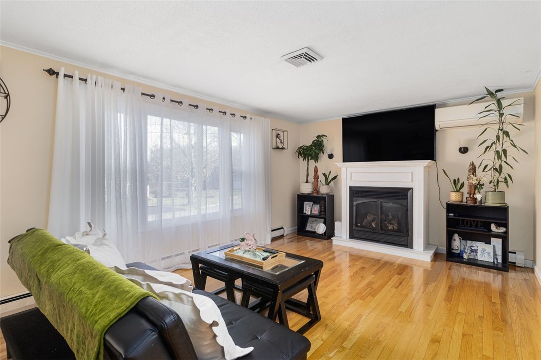 Cranston, Rhode Island, 02921, United States, 3 Bedrooms Bedrooms, ,2 BathroomsBathrooms,Residential,For Sale,1996913