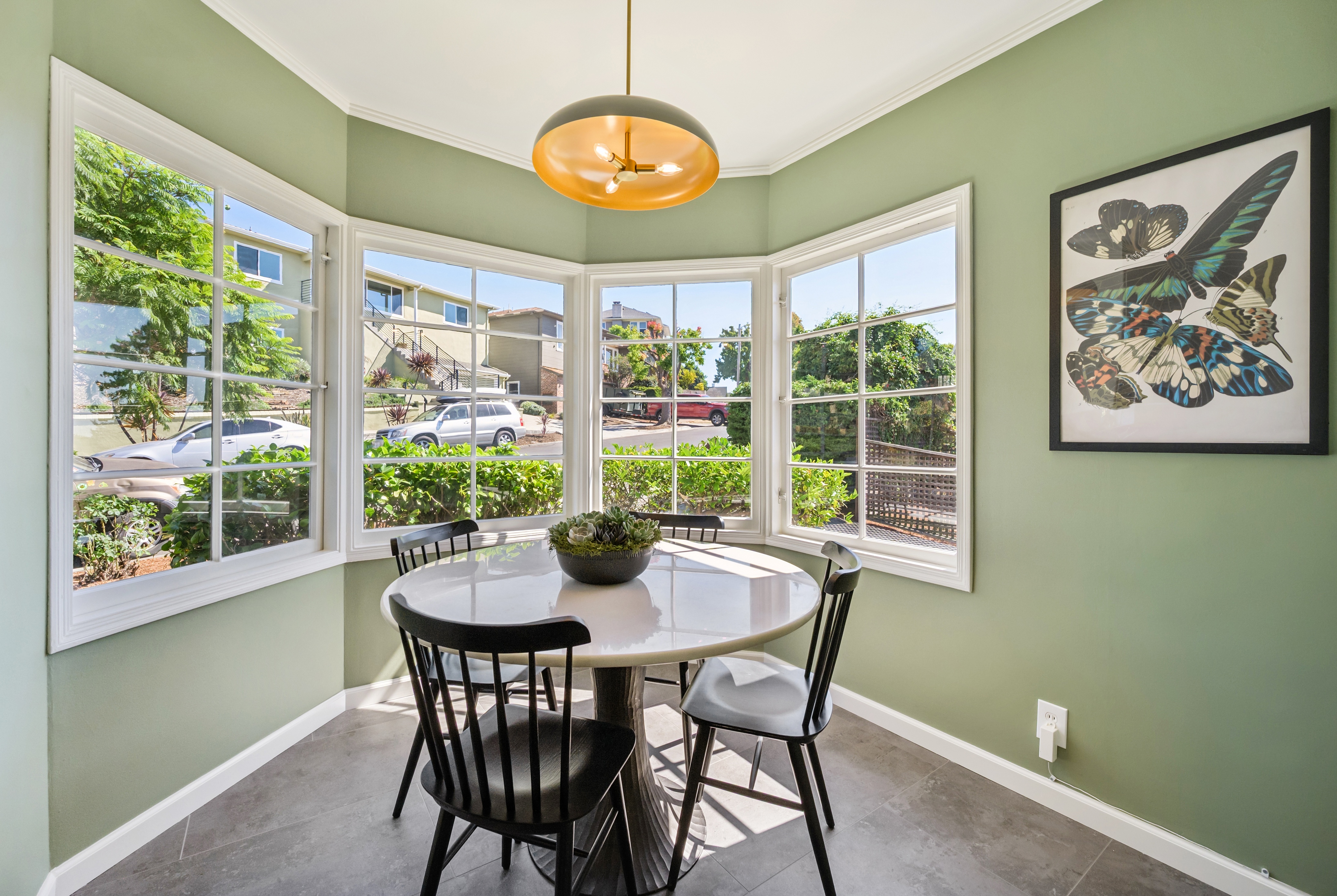  Spacious Corner-Lot Residence Offering Flexible Living Near Lake Merritt - 物件實景