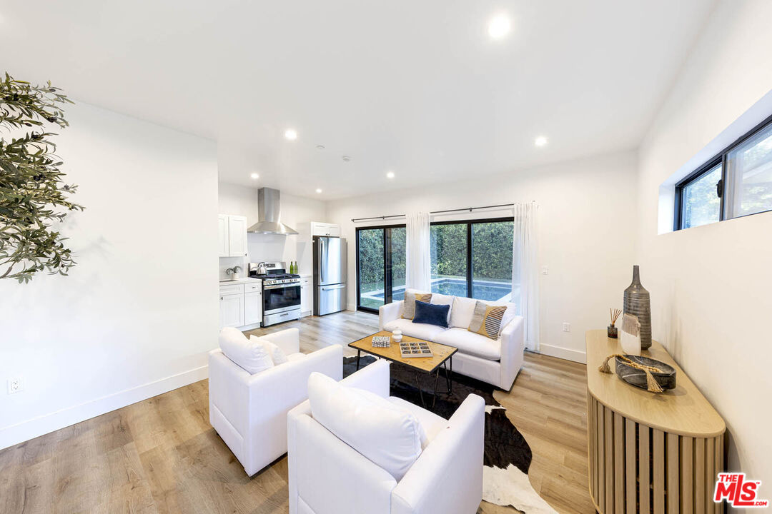 Los Angeles, California, 90048, United States, 4 Bedrooms Bedrooms, ,2 BathroomsBathrooms,Residential,For Sale,1862475
