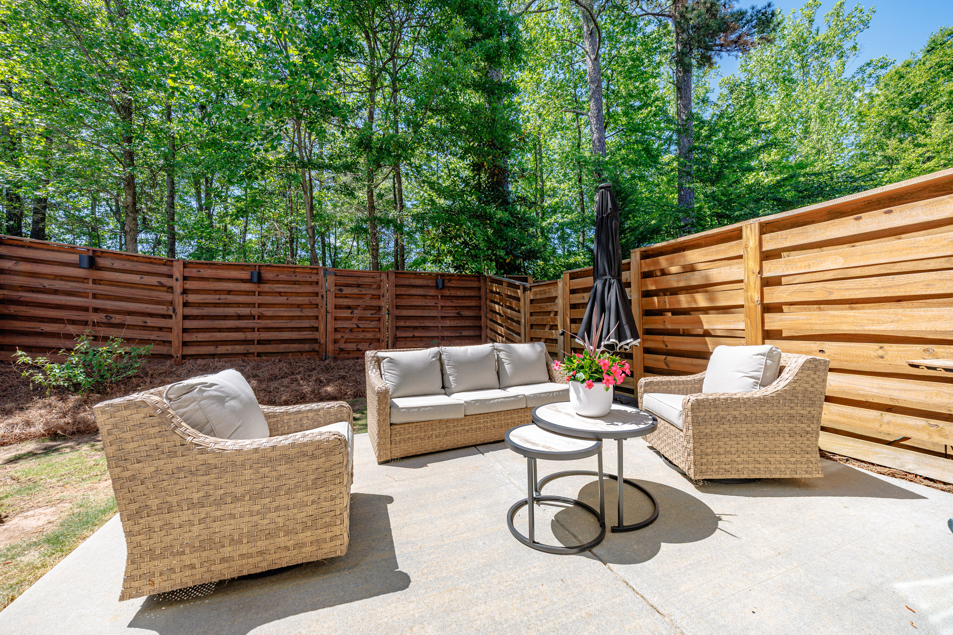  Beautifully Appointed Two-story Townhome in Inviting Gated Roswell Community - 物件實景