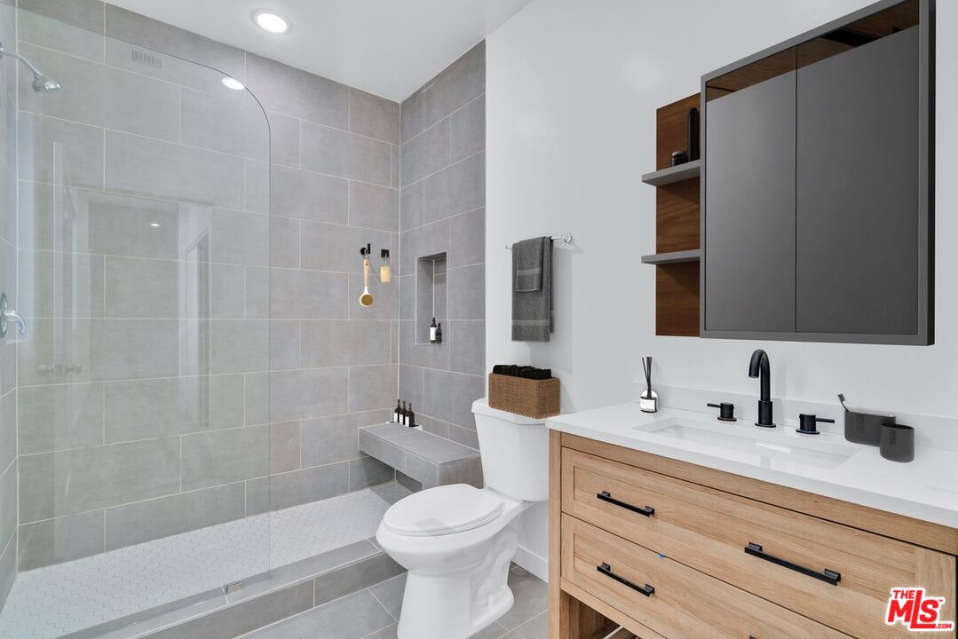 North Hollywood, California, 91601, United States, 11 Bedrooms Bedrooms, ,Residential,For Sale,1837377