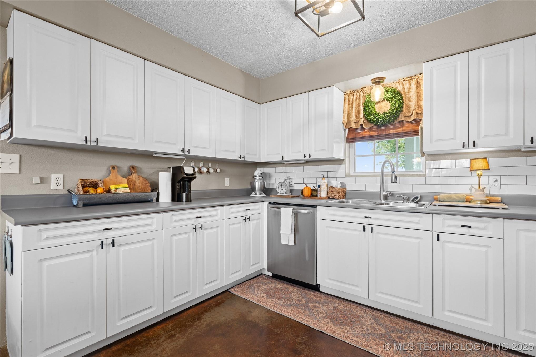 Webbers Falls, Oklahoma, 74470, United States, 3 Bedrooms Bedrooms, ,2 BathroomsBathrooms,Residential,For Sale,1943174