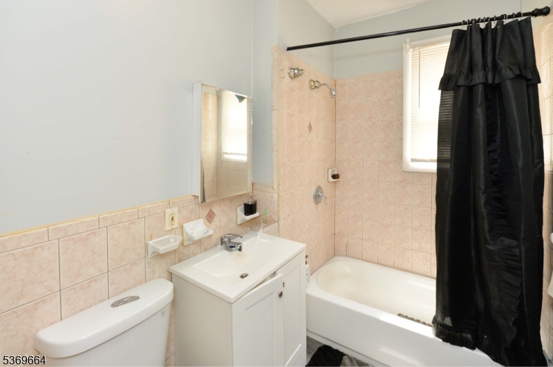 Irvington Twp., New Jersey, 07111, United States, 5 Bedrooms Bedrooms, ,3 BathroomsBathrooms,Residential,For Sale,1895417