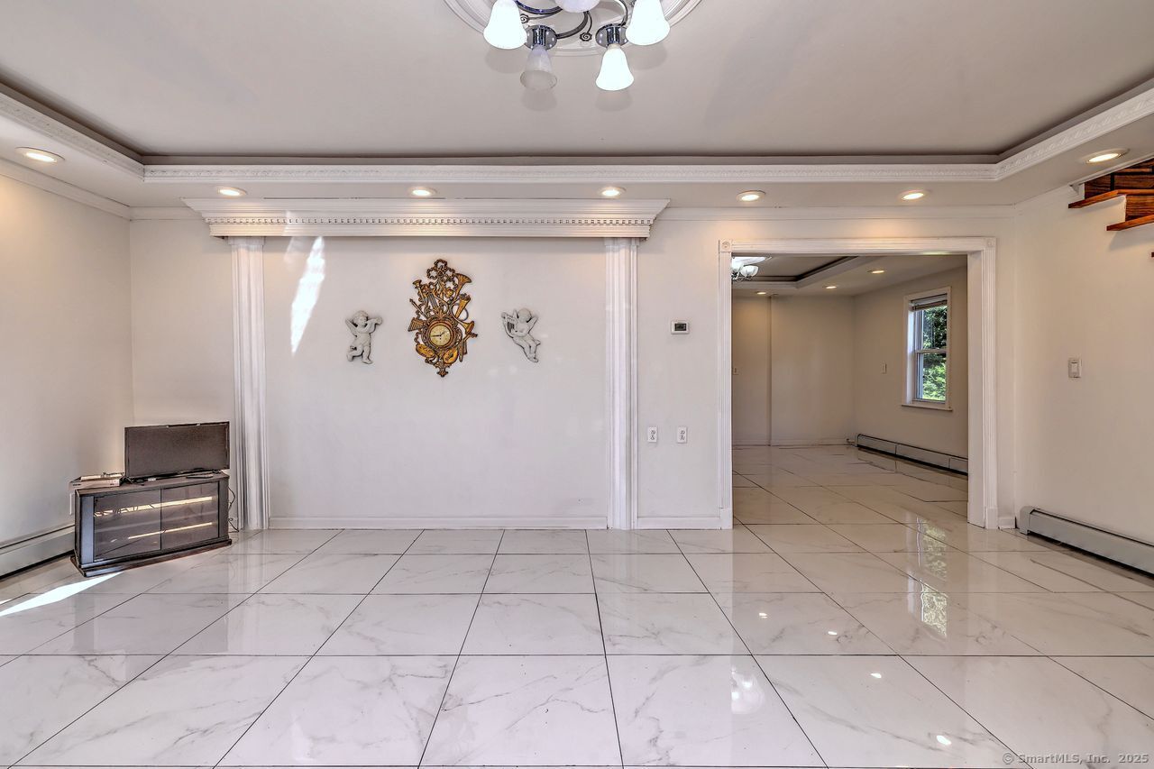 Milford, Connecticut, 06461, United States, 5 Bedrooms Bedrooms, ,2 BathroomsBathrooms,Residential,For Sale,1949907