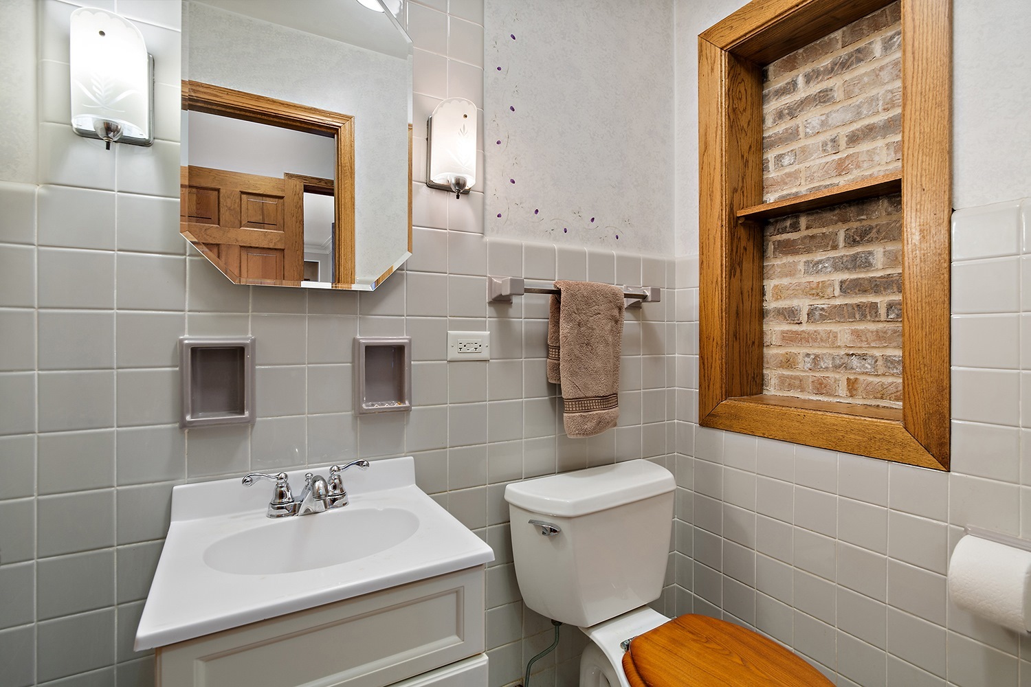 Des Plaines, Illinois, 60016, United States, 3 Bedrooms Bedrooms, ,3 BathroomsBathrooms,Residential,For Sale,2003071