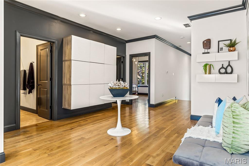 University City, Missouri, 63105, United States, 4 Bedrooms Bedrooms, ,5 BathroomsBathrooms,Residential,For Sale,1989585