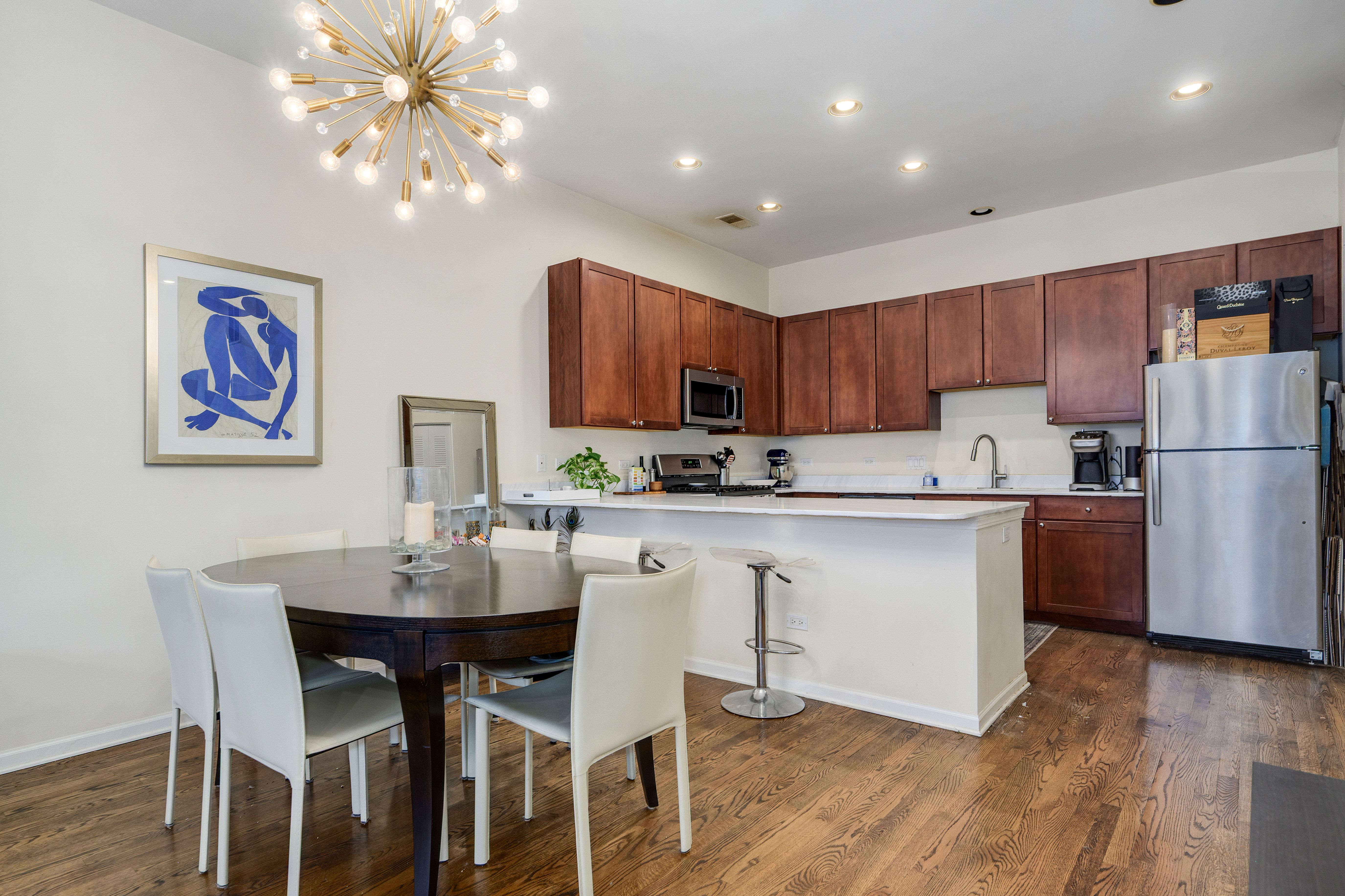  Bright, Updated Townhome in River North