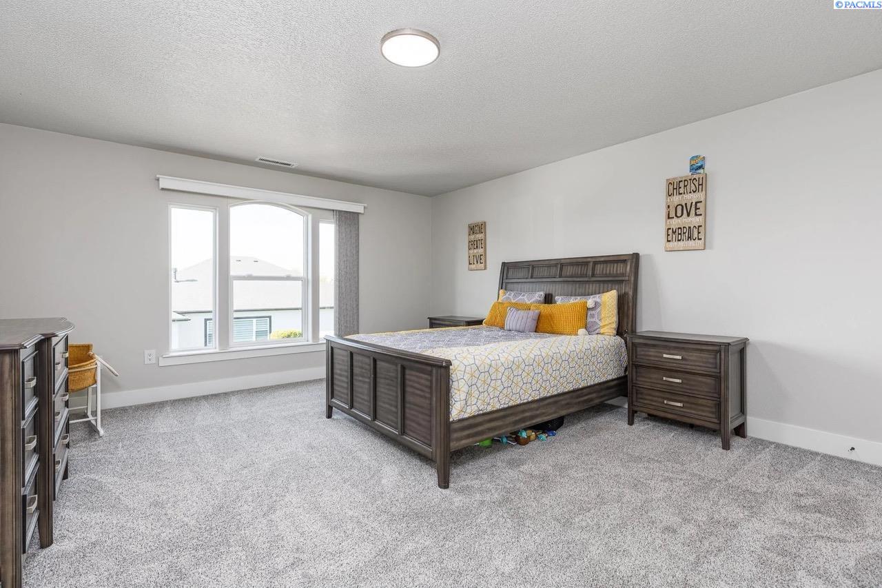 Kennewick, Washington, 99336, United States, 7 Bedrooms Bedrooms, ,7 BathroomsBathrooms,Residential,For Sale,1990805