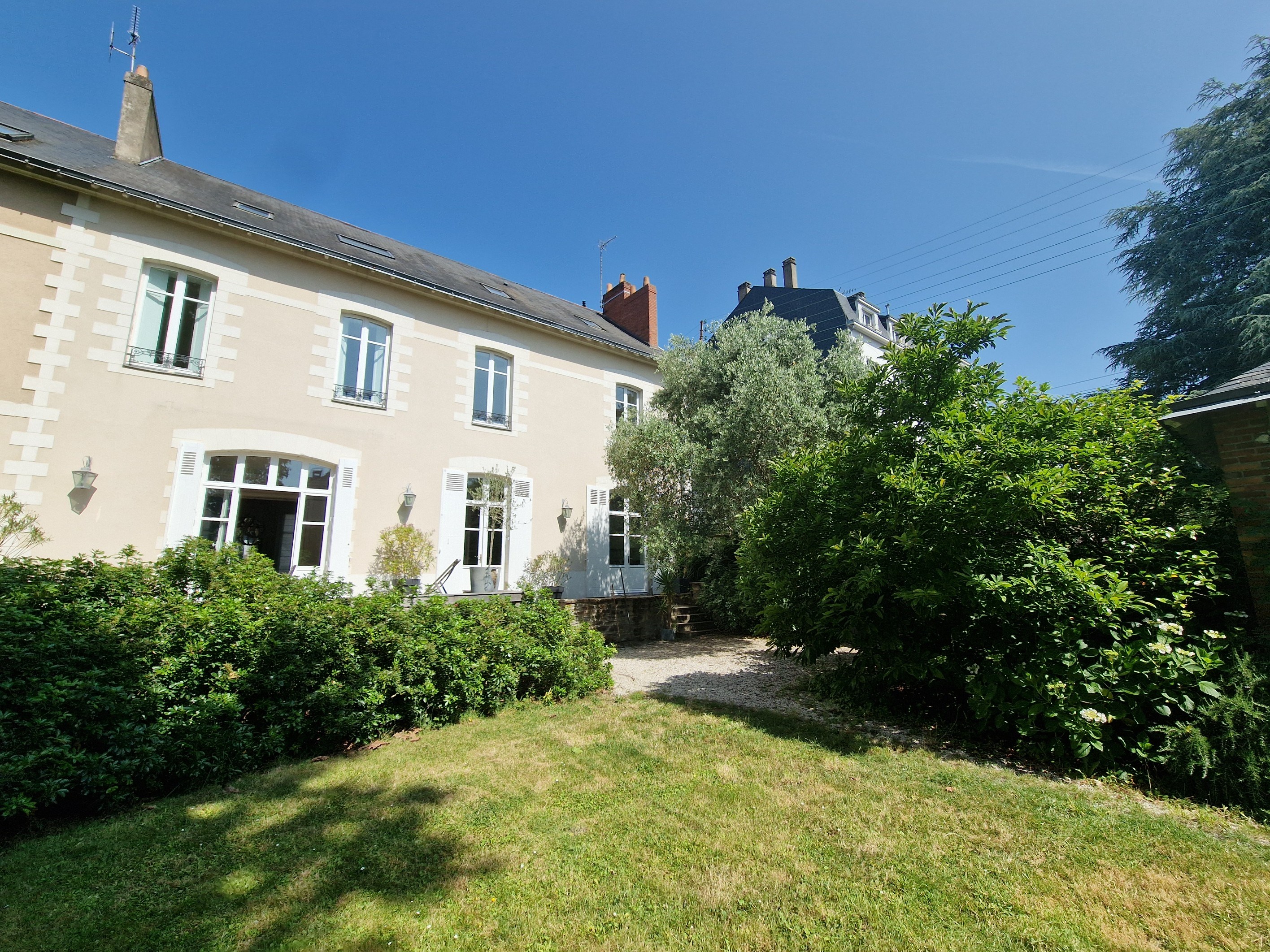  Set within a private cul-de-sac, a 380 sqm townhouse with ancillary buildings - 物件實景