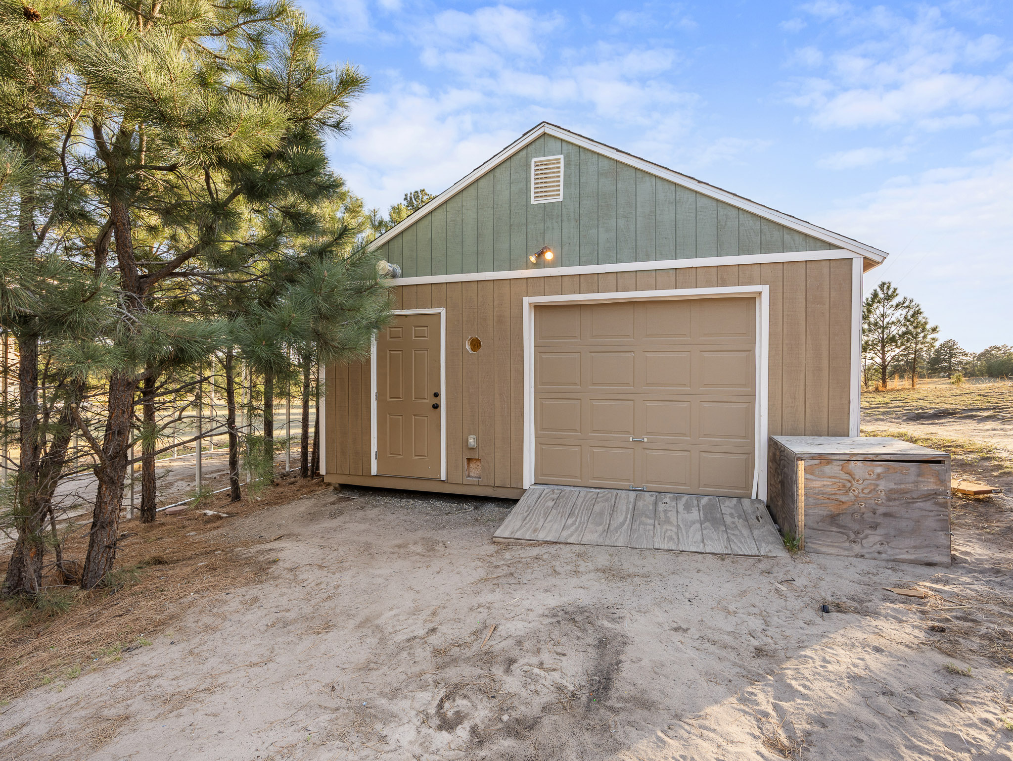  Set behind a gated entry on two and a half wooded acres - 物件實景