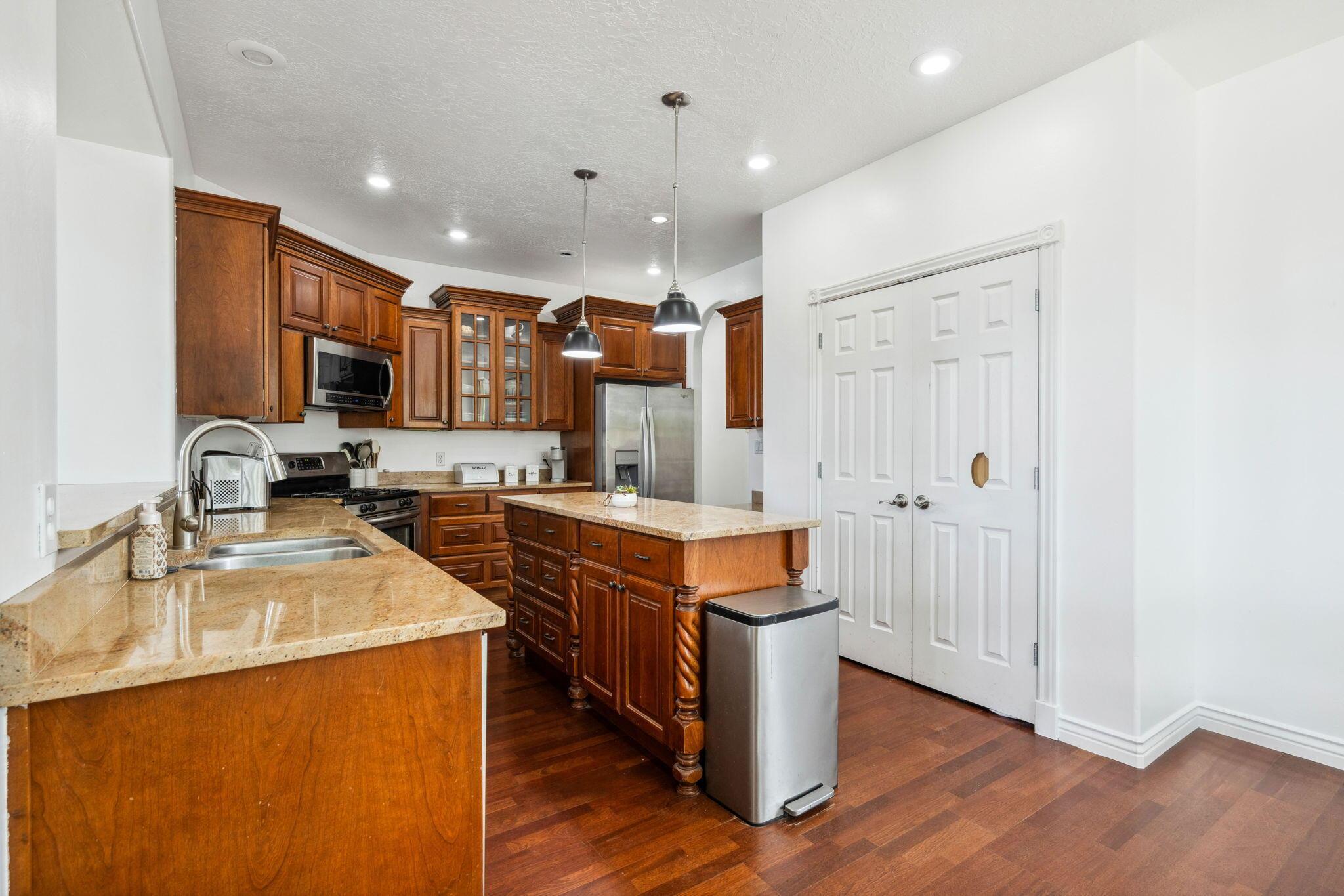 St George, Utah, 84790, United States, 6 Bedrooms Bedrooms, ,5 BathroomsBathrooms,Residential,For Sale,1923472