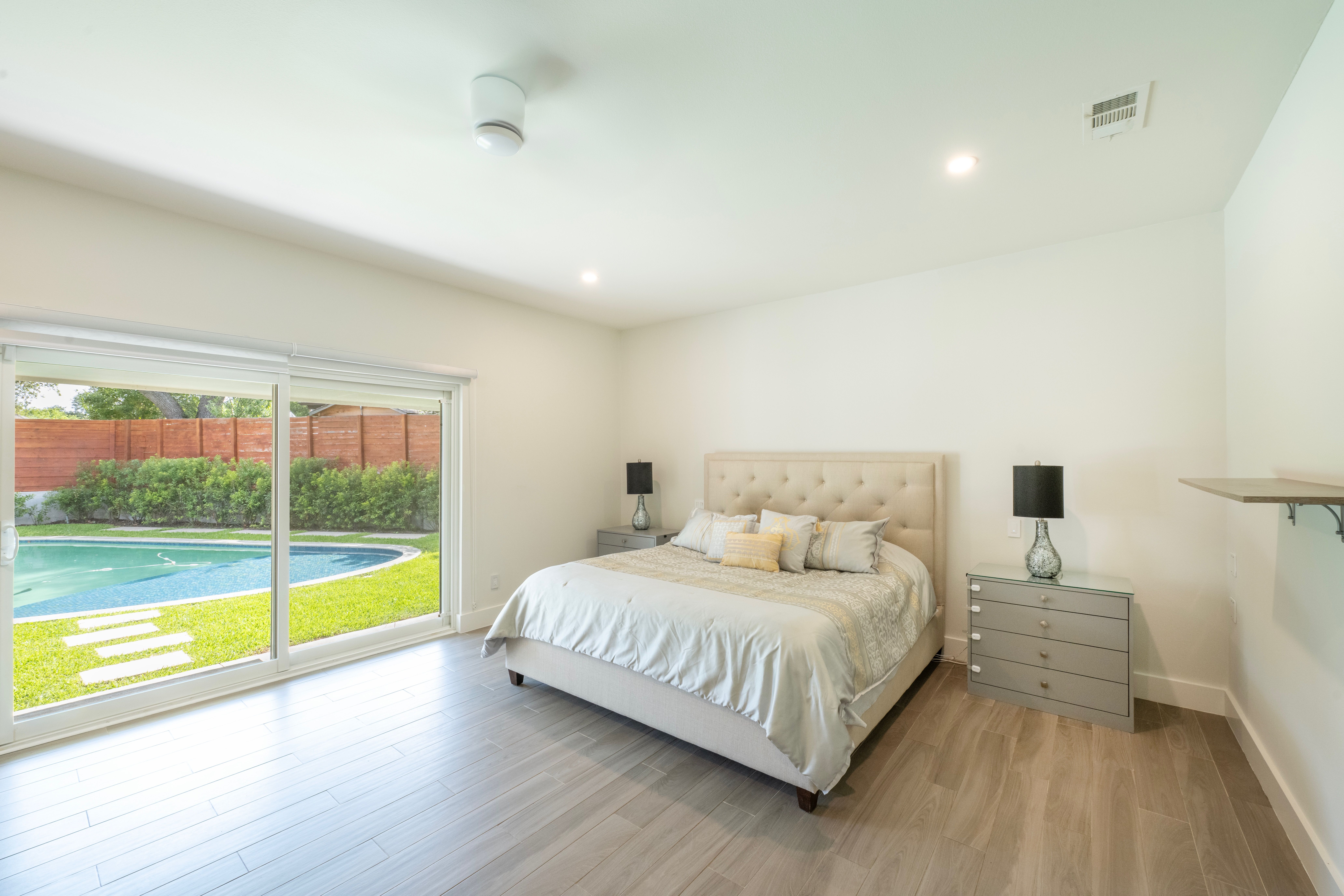  Desirable Corner Lot Home with Back Yard Oasis - 物件實景