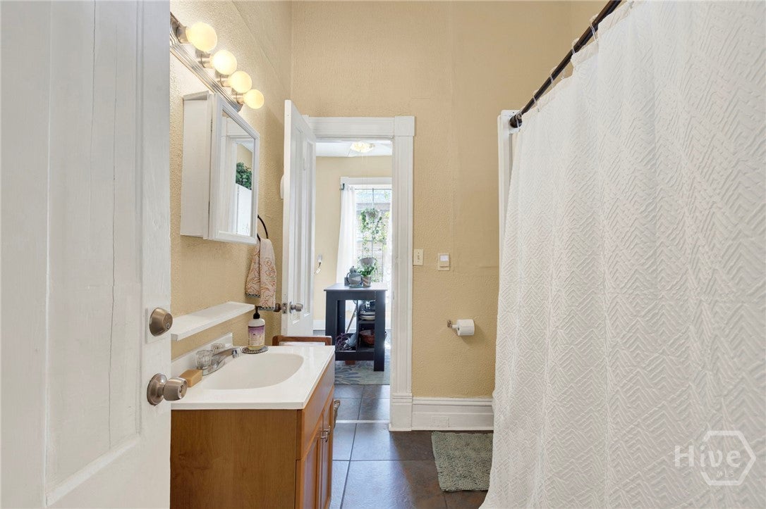 Savannah, Georgia, 31401, United States, 2 Bedrooms Bedrooms, ,3 BathroomsBathrooms,Residential,For Sale,2031134