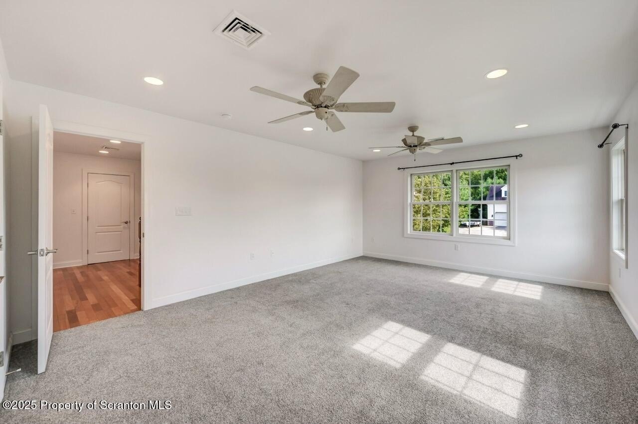 Throop, Pennsylvania, 18512, United States, 3 Bedrooms Bedrooms, ,3 BathroomsBathrooms,Residential,For Sale,1889511
