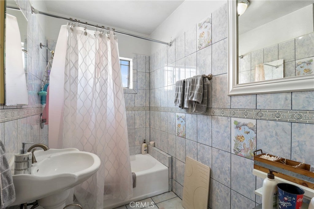 Los Angeles, California, 90016, United States, ,Residential,For Sale,1892903