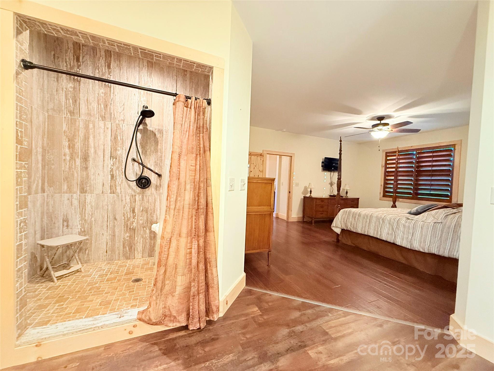 Saluda, North Carolina, 28773, United States, 3 Bedrooms Bedrooms, ,2 BathroomsBathrooms,Residential,For Sale,1978569