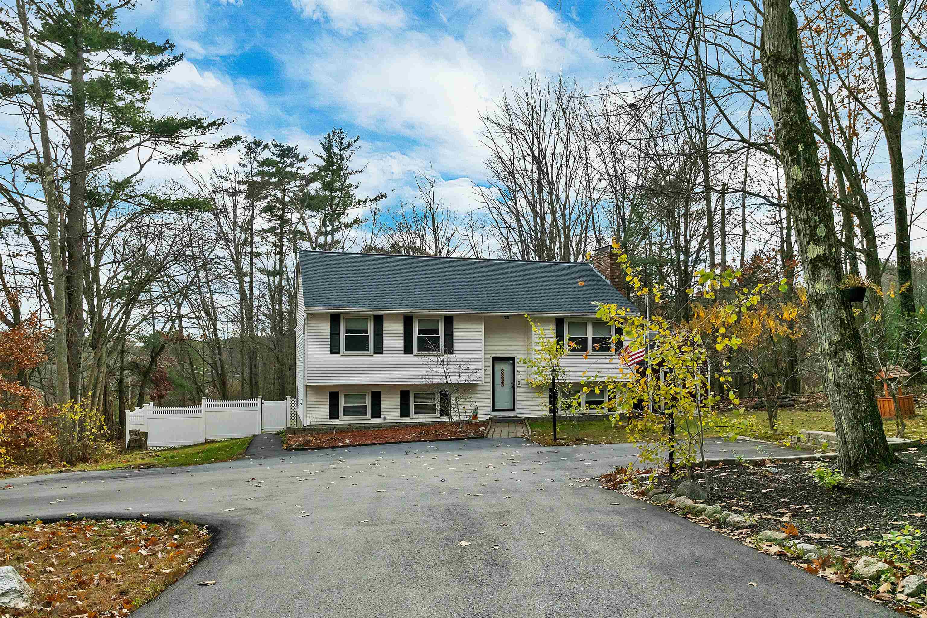 Hooksett, New Hampshire, 03106, United States, 3 Bedrooms Bedrooms, ,2 BathroomsBathrooms,Residential,For Sale,1992104