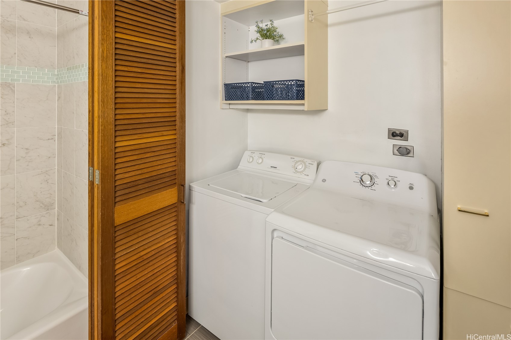 Honolulu, Hawaii, 96814, United States, 2 Bedrooms Bedrooms, ,2 BathroomsBathrooms,Residential,For Sale,1991351