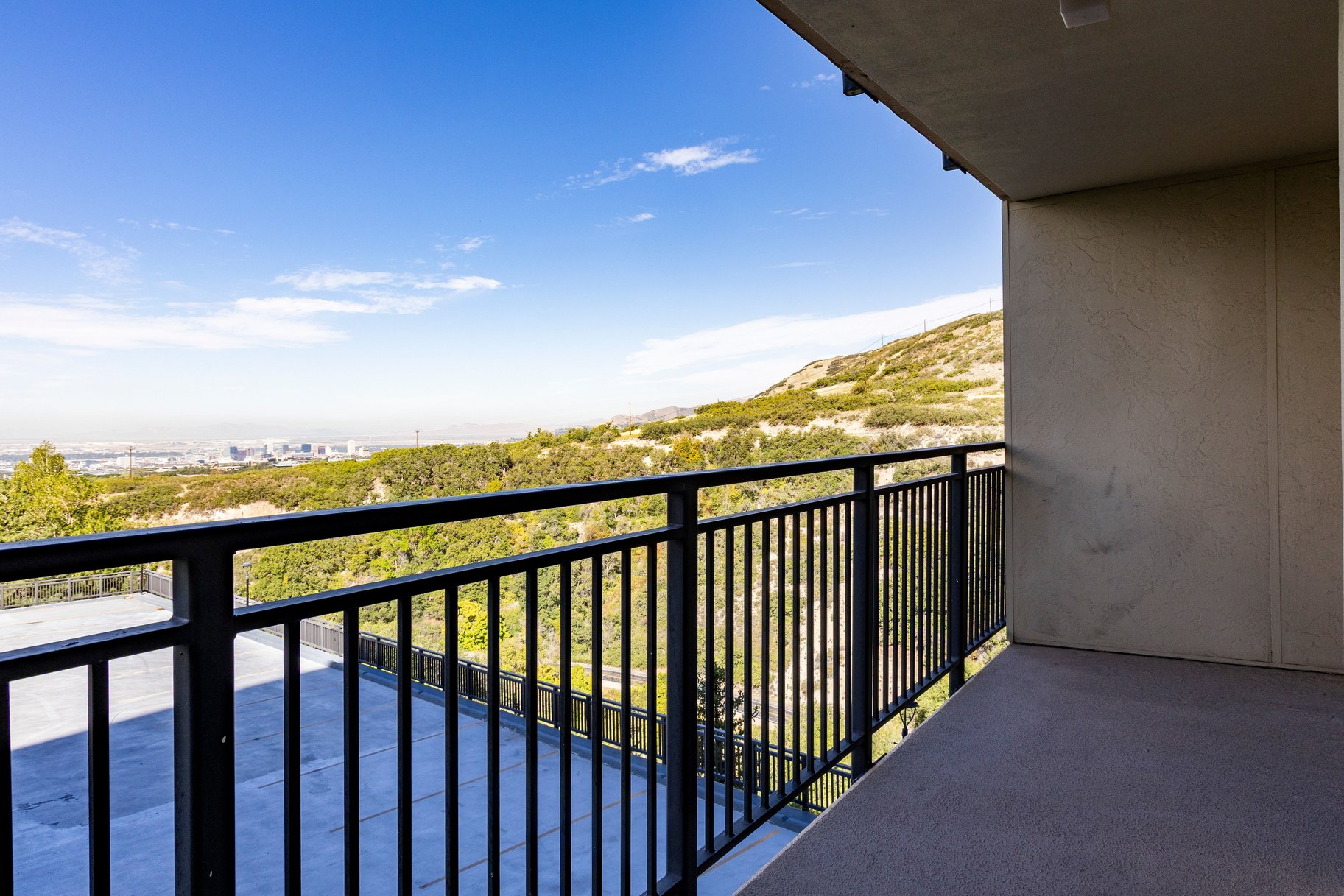  Spacious Canyon Crest Condo with Sweeping Valley Views - 物件實景