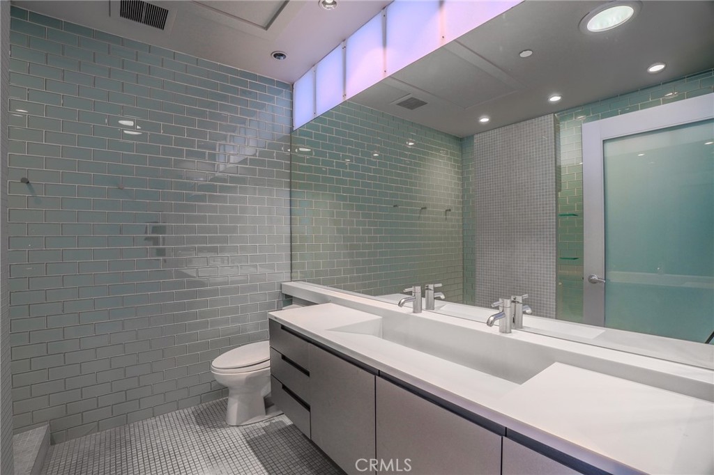 West Hollywood, California, 90046, United States, 1 Bedroom Bedrooms, ,2 BathroomsBathrooms,Residential,For Sale,1913666