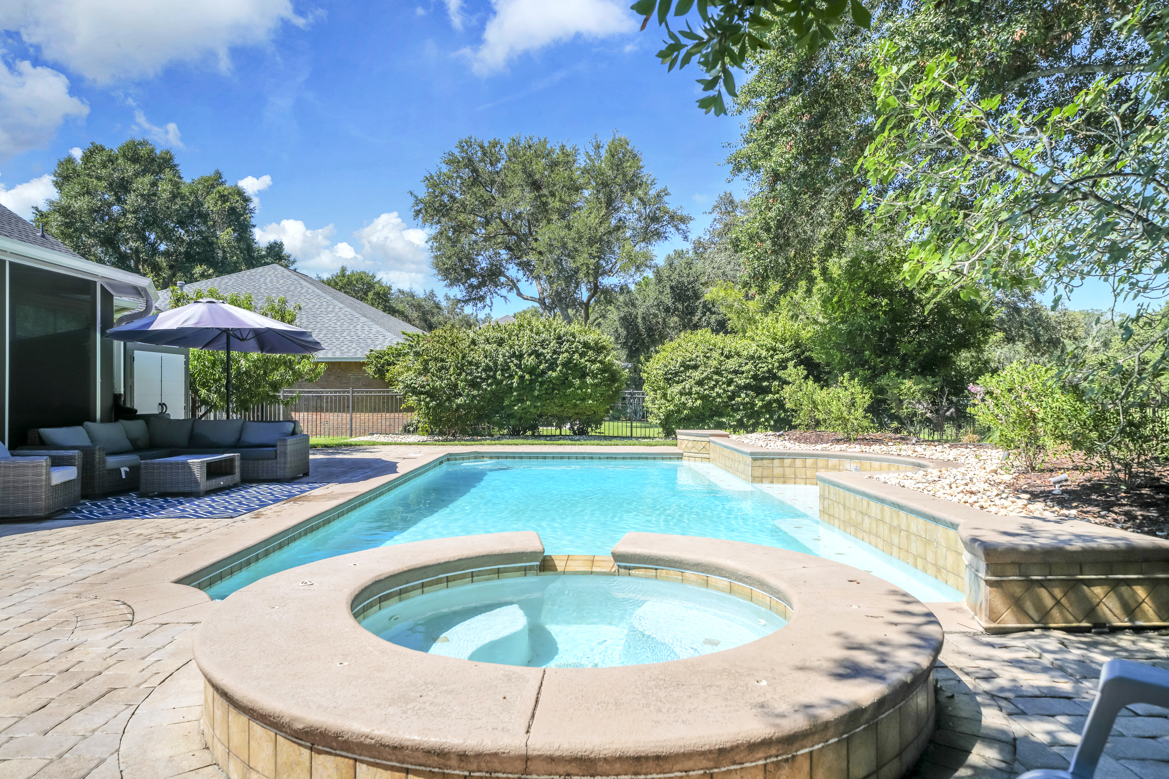  Updated Golf Course Pool Home With Flexible Five-Bedroom Layout - 物件實景