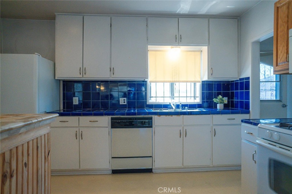 Los Angeles, California, 90043, United States, 2 Bedrooms Bedrooms, ,1 BathroomBathrooms,Residential,For Sale,1905561
