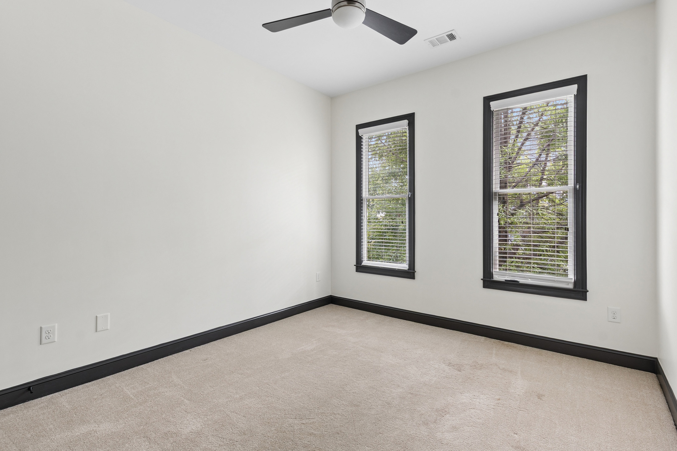  End-Unit Townhome with Fenced Backyard in Prime Location - 物件實景