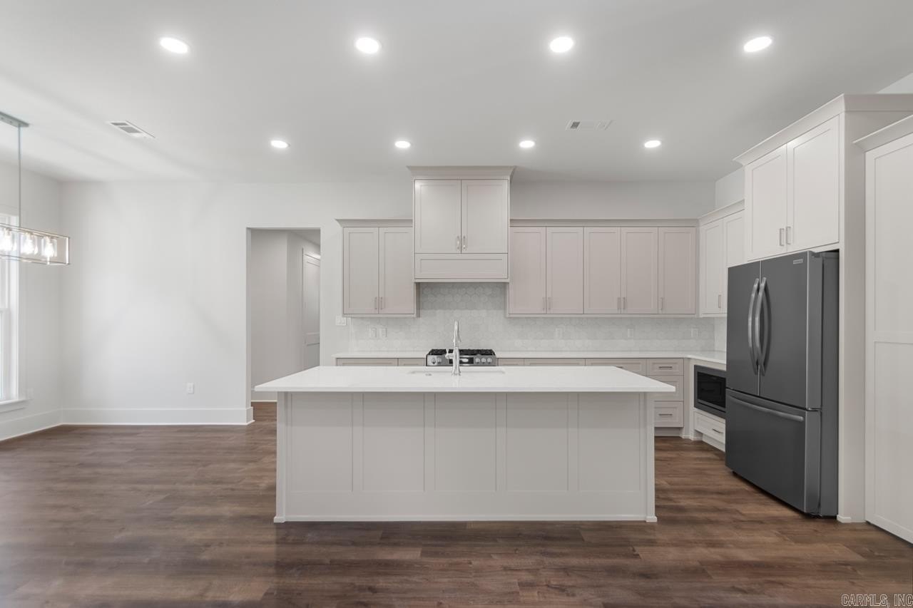 Benton, Arkansas, 72019, United States, 5 Bedrooms Bedrooms, ,4 BathroomsBathrooms,Residential,For Sale,1998689