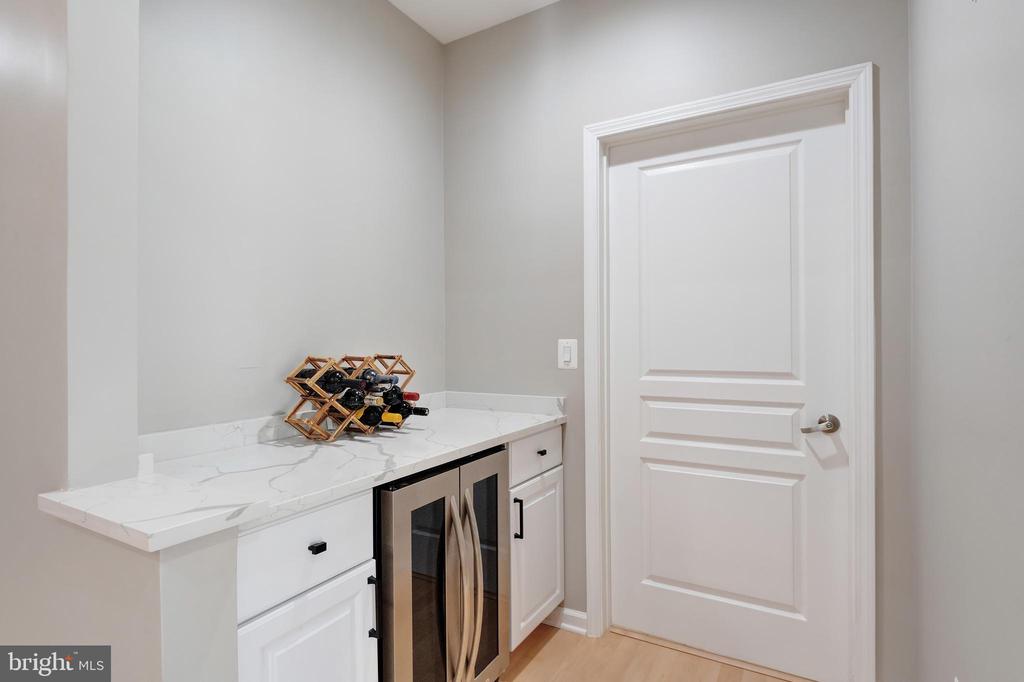 Reston, Virginia, 20190, United States, 2 Bedrooms Bedrooms, ,2 BathroomsBathrooms,Residential,For Sale,1904238