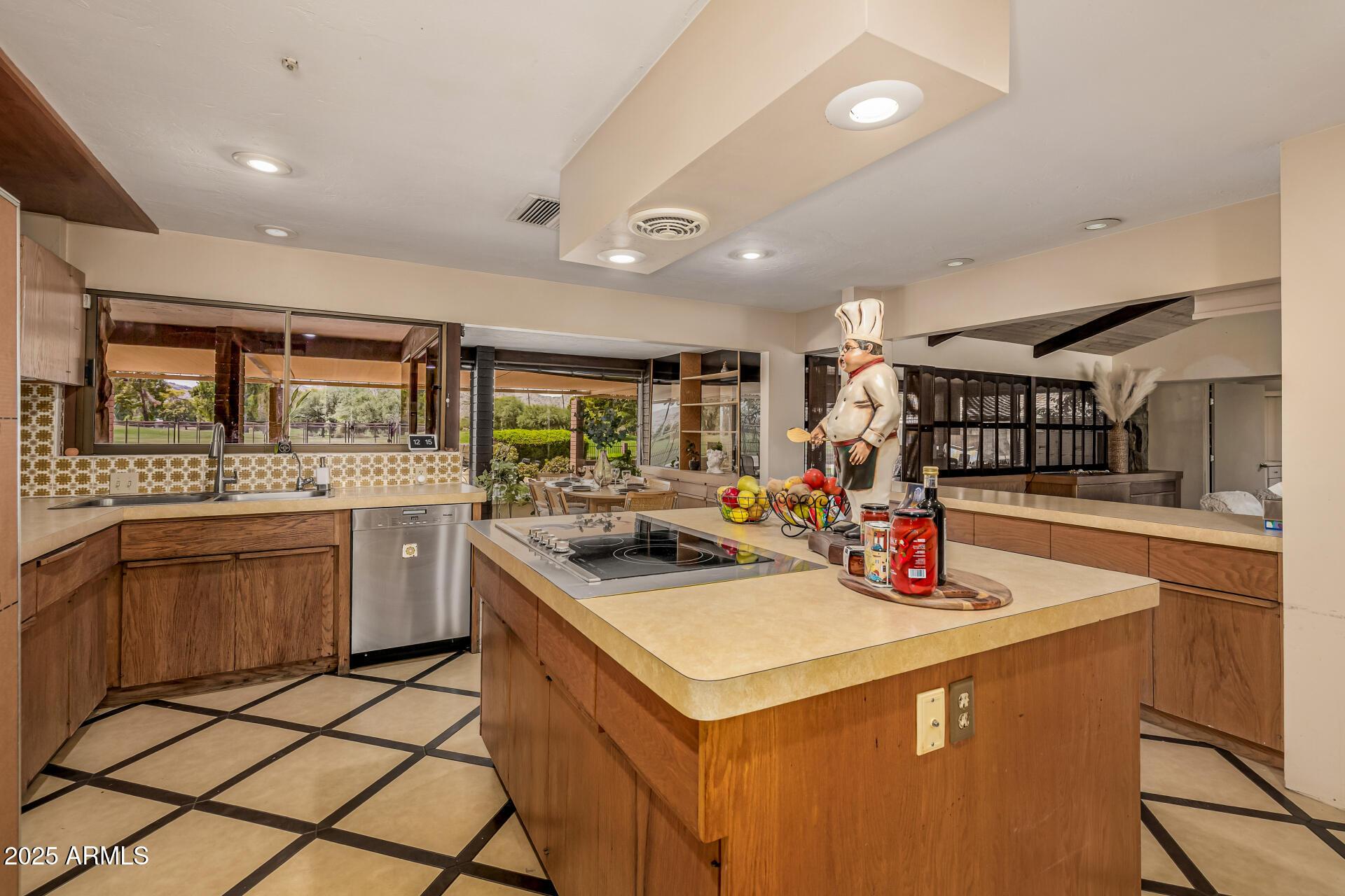 Paradise Valley, Arizona, 85253, United States, 4 Bedrooms Bedrooms, ,8 BathroomsBathrooms,Residential,For Sale,1983455