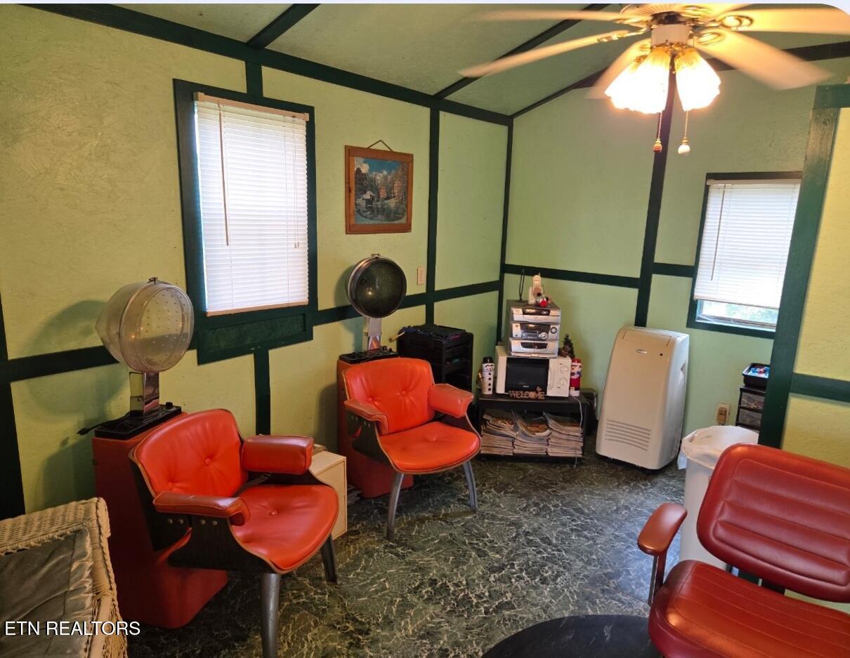 Kingston, Tennessee, 37763, United States, 3 Bedrooms Bedrooms, ,2 BathroomsBathrooms,Residential,For Sale,1891153