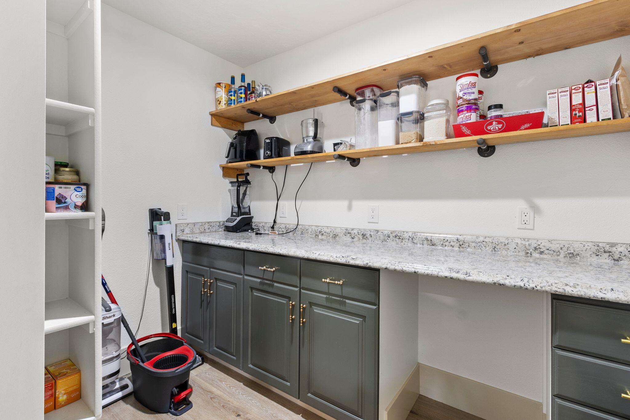 Parowan, Utah, 84761, United States, 6 Bedrooms Bedrooms, ,5 BathroomsBathrooms,Residential,For Sale,1995430