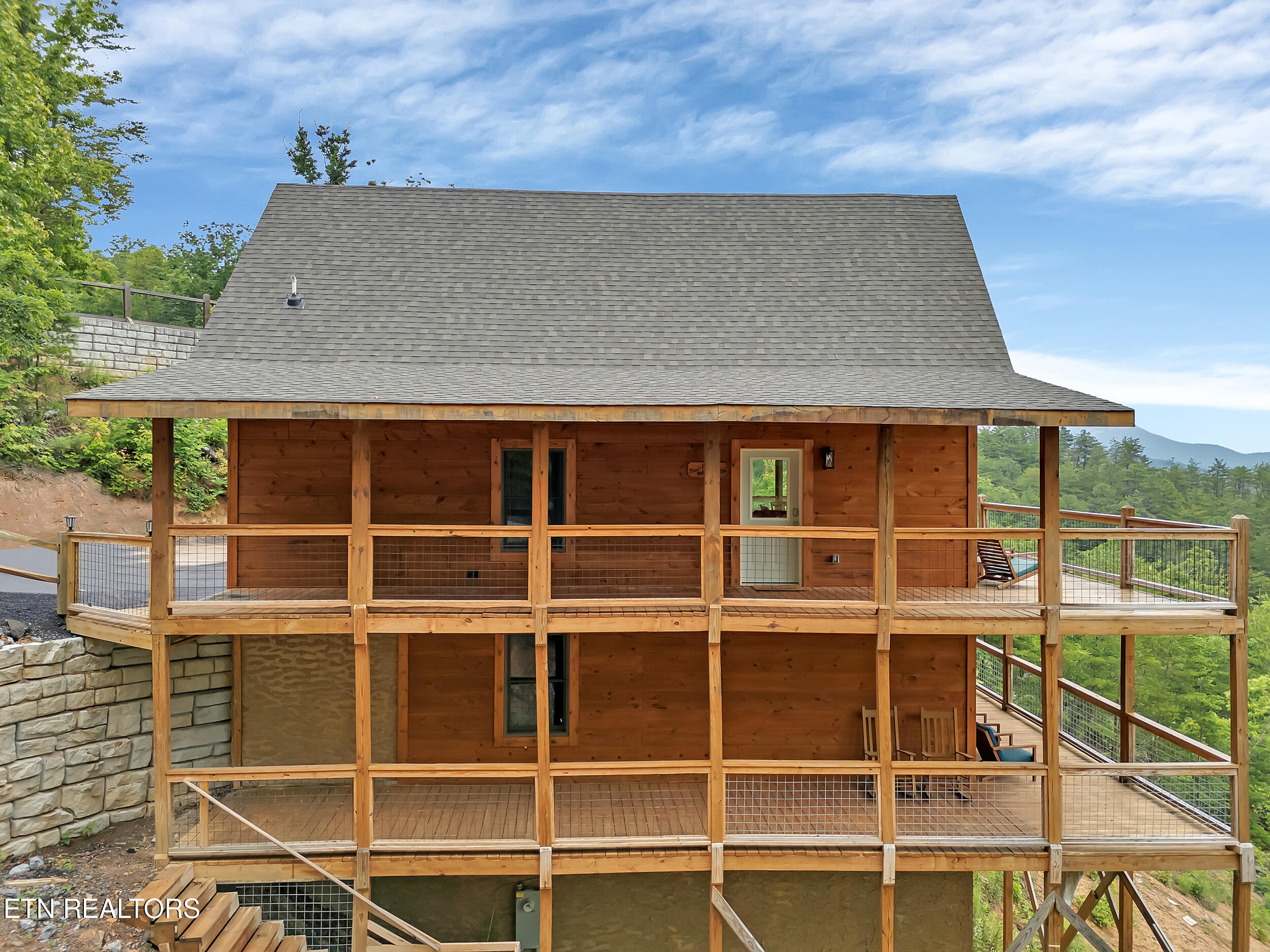 Sevierville, Tennessee, 37876, United States, 3 Bedrooms Bedrooms, ,4 BathroomsBathrooms,Residential,For Sale,1938196