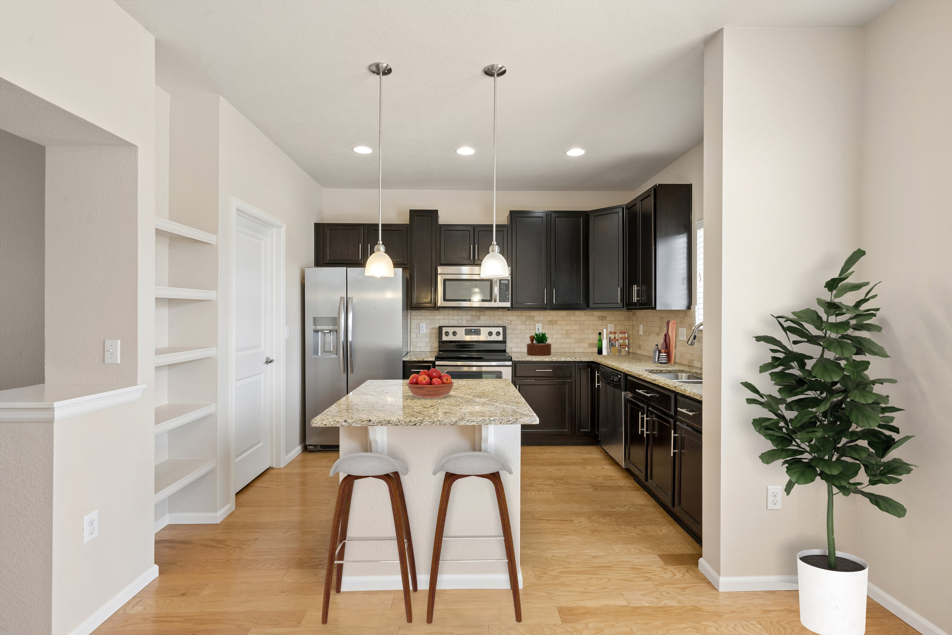  Elevated, Low-Maintenance Living In This Stylish Townhome - 物件實景