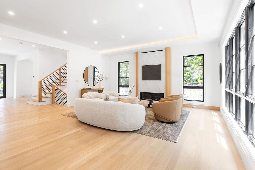 Newton, Massachusetts, 02459, United States, 6 Bedrooms Bedrooms, ,7 BathroomsBathrooms,Residential,For Sale,1939523