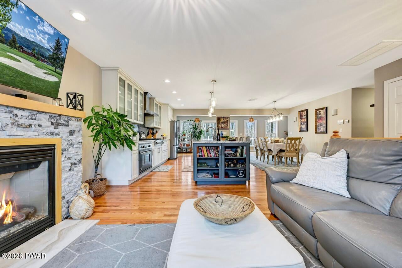 Milford, Pennsylvania, 18337, United States, 3 Bedrooms Bedrooms, ,3 BathroomsBathrooms,Residential,For Sale,2011309