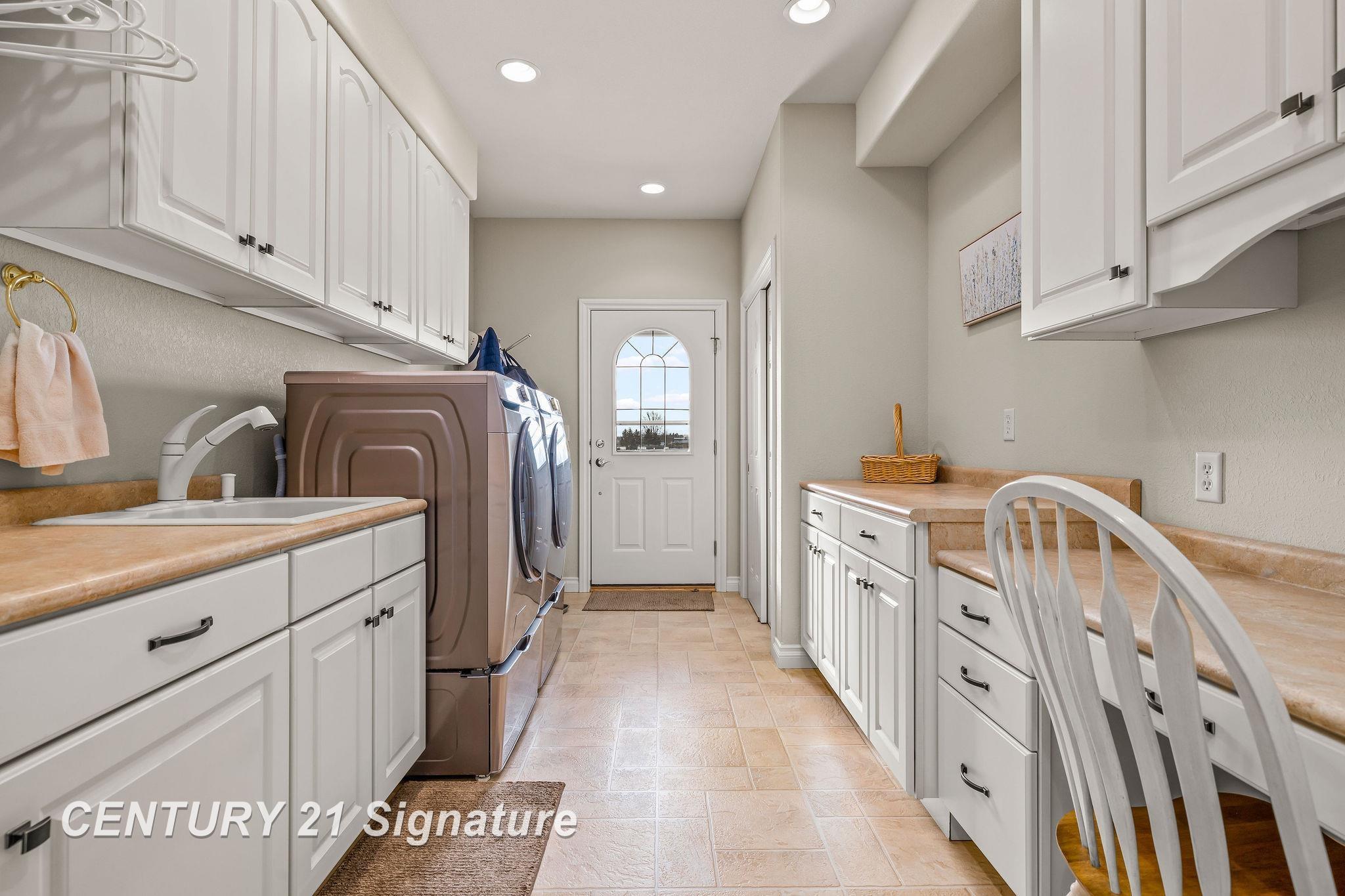 Freeland, Michigan, 48623, United States, 5 Bedrooms Bedrooms, ,4 BathroomsBathrooms,Residential,For Sale,1973671