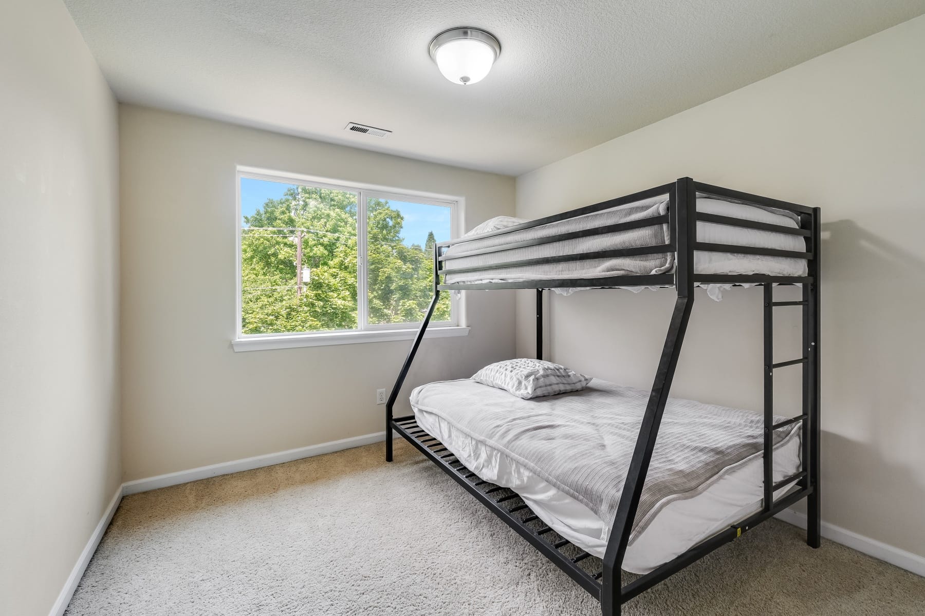  2106 CHARLIE CT Forest Grove, OR 97116 - 物件實景