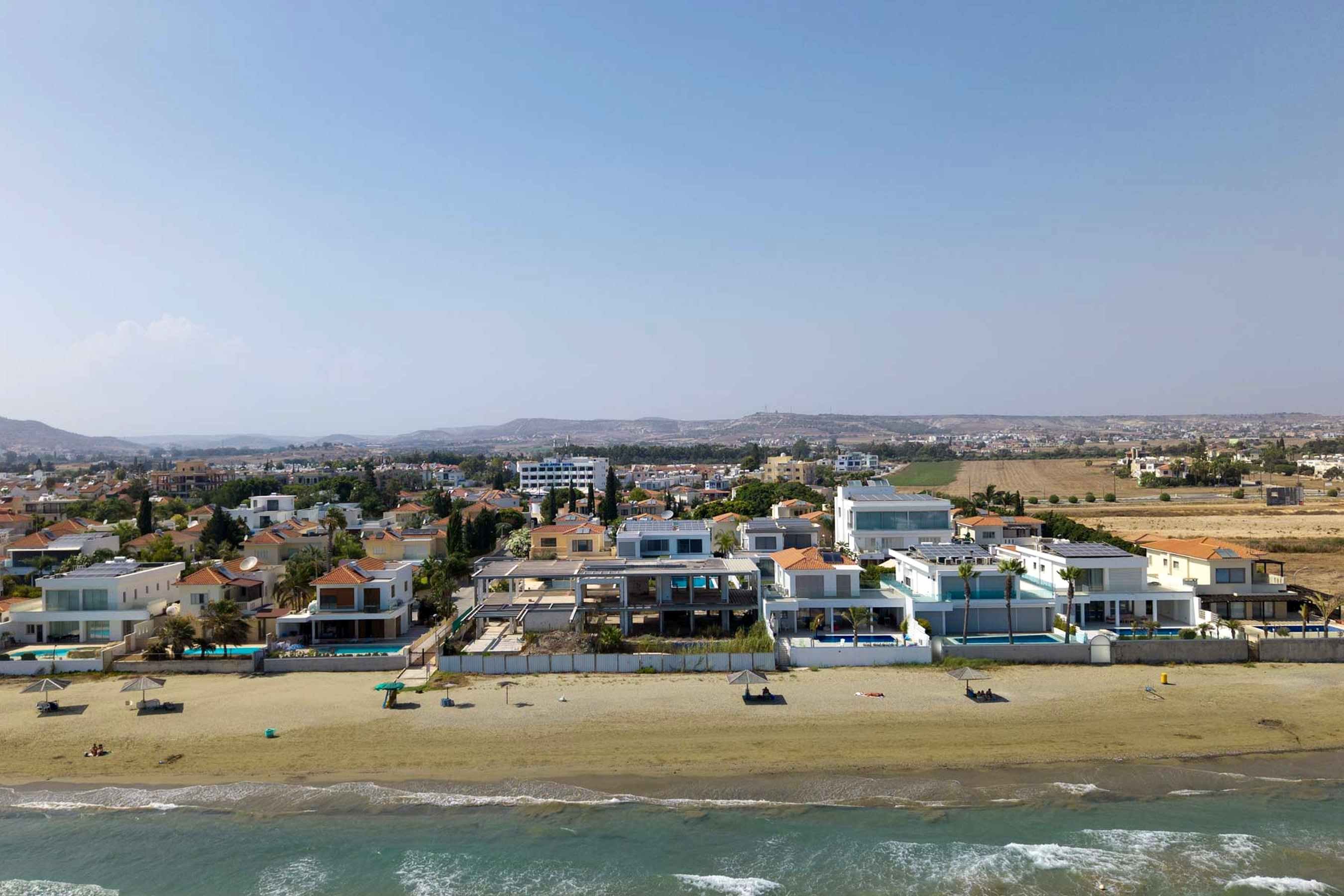  4 Bedroom Beachfront Villa with Rooftop Terrace in Pyla, Larnaca - 物件實景