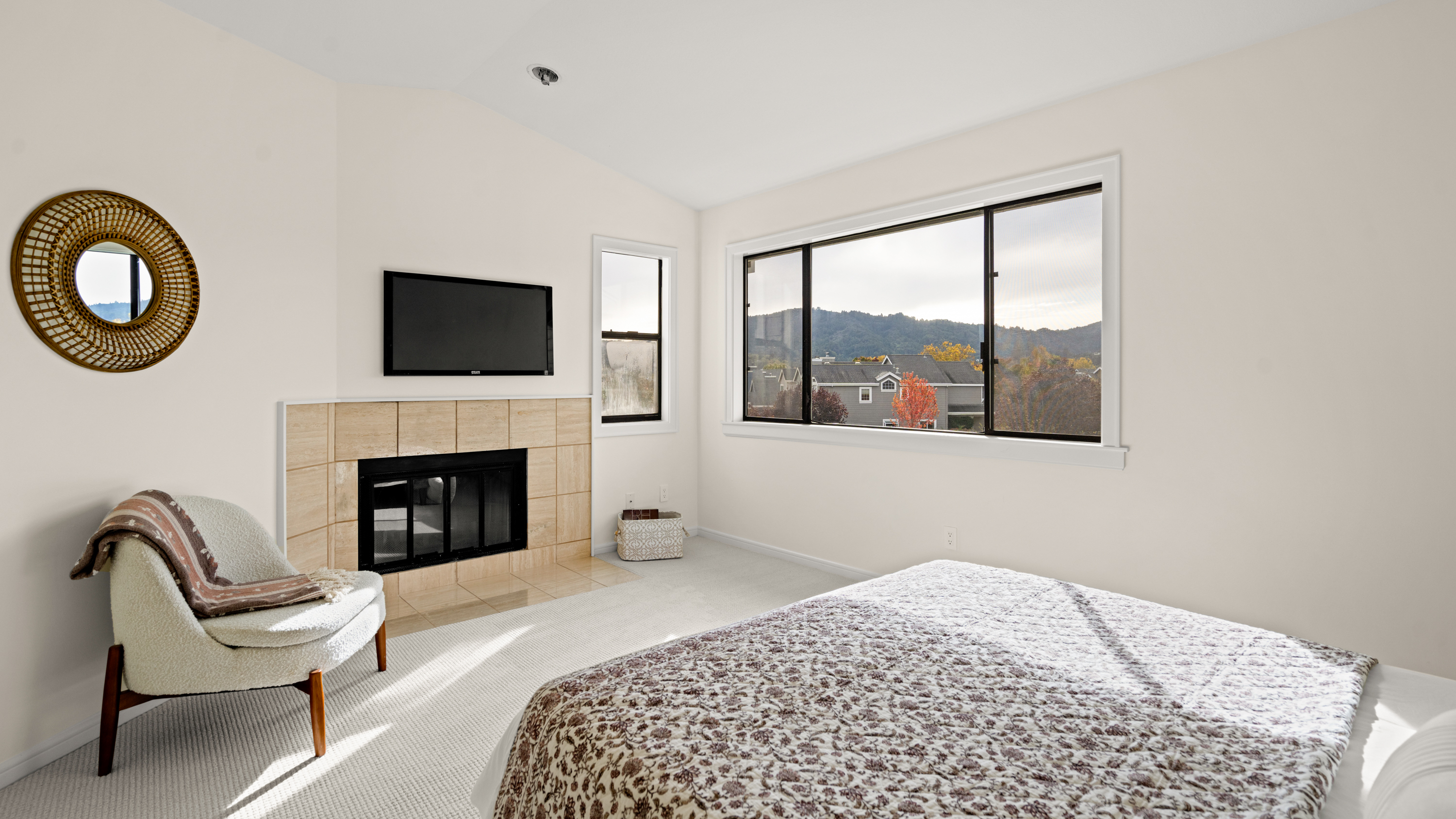  Rare End-Unit Retreat With Views - 物件實景