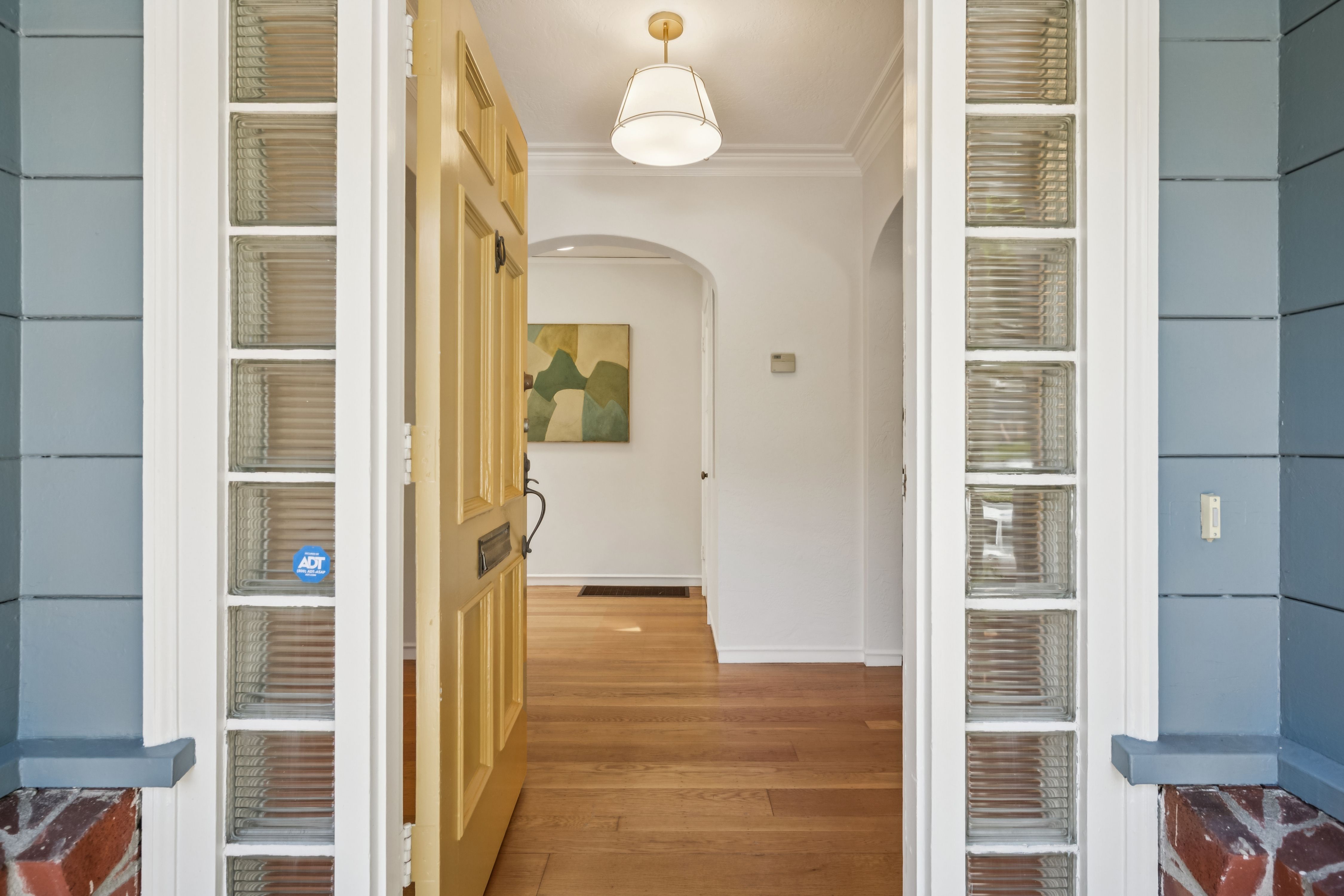  Spacious Corner-Lot Residence Offering Flexible Living Near Lake Merritt - 物件實景