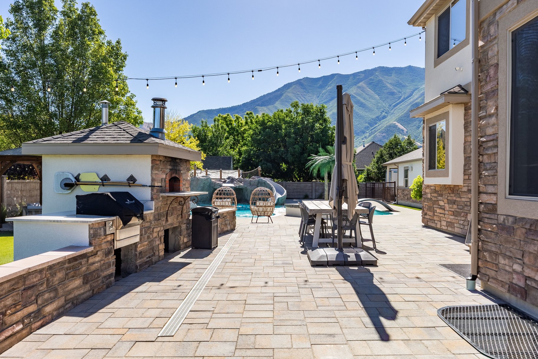  Newly Updated Home with Pool, Lazy River & Detached Garage - 物件實景