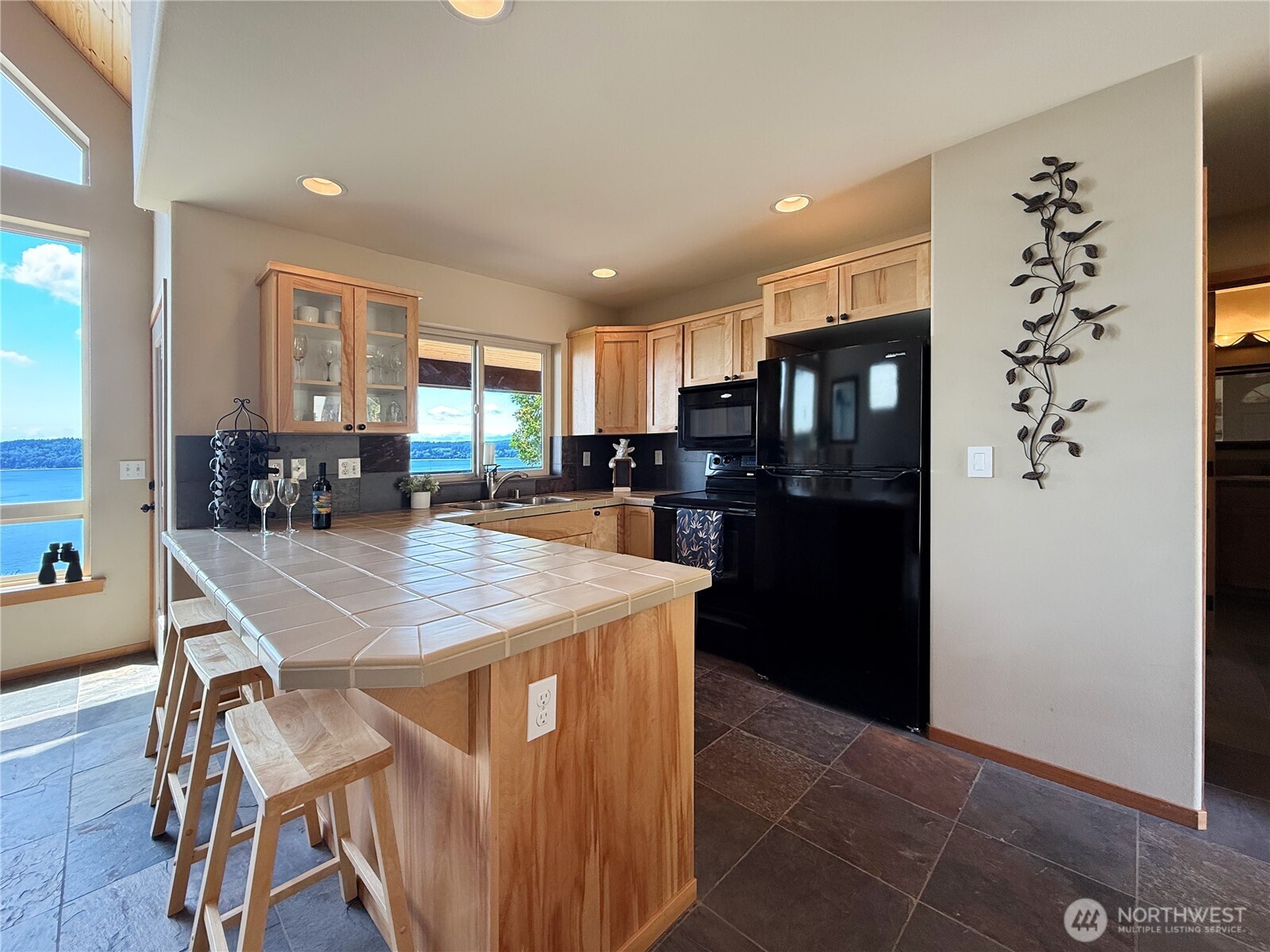 Everett, Washington, 98206, United States, 2 Bedrooms Bedrooms, ,1 BathroomBathrooms,Residential,For Sale,1982450