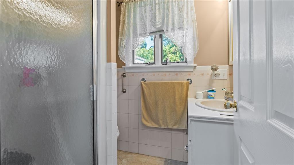 Barrington, Rhode Island, 02806, United States, 3 Bedrooms Bedrooms, ,3 BathroomsBathrooms,Residential,For Sale,2012853