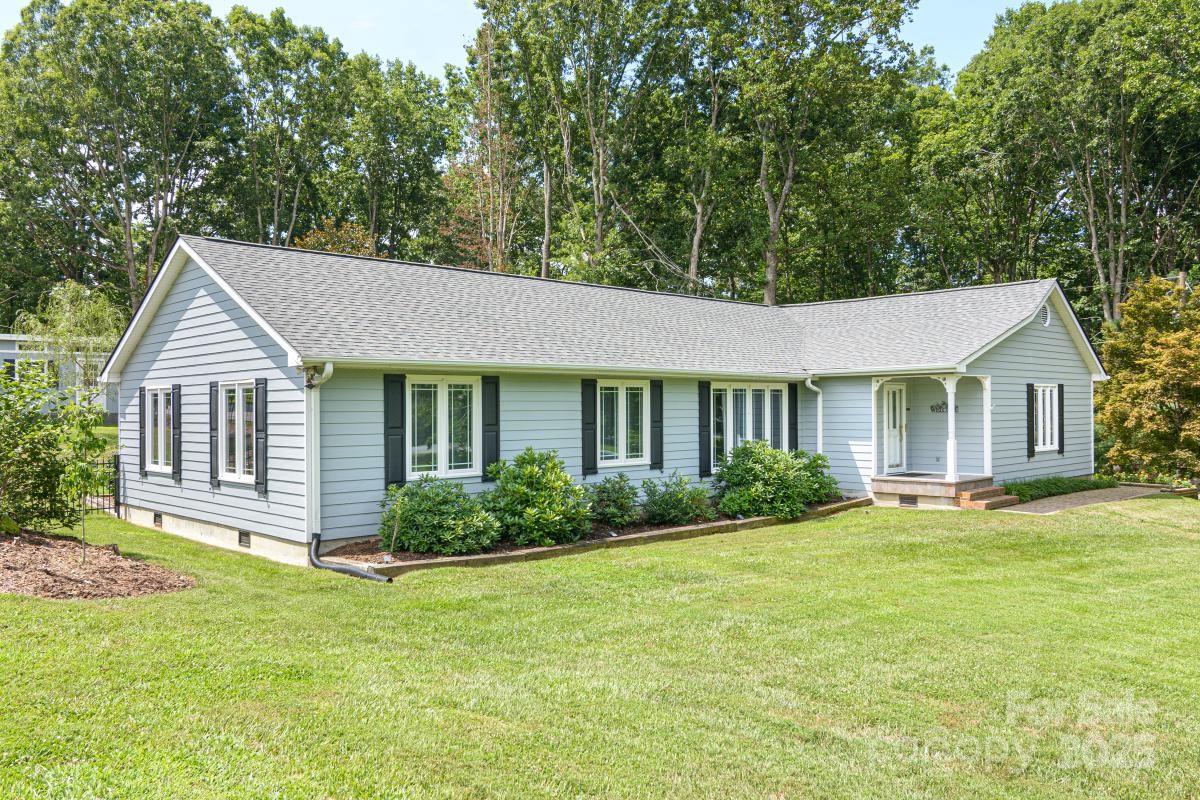 Hendersonville, North Carolina, 28792, United States, 3 Bedrooms Bedrooms, ,3 BathroomsBathrooms,Residential,For Sale,1942631
