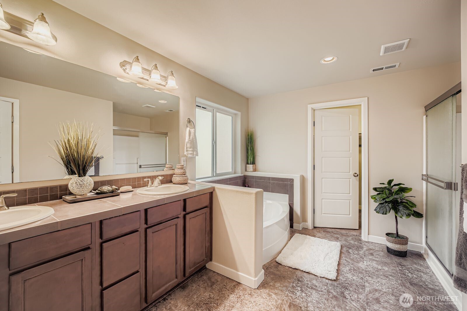 Puyallup, Washington, 98375, United States, 5 Bedrooms Bedrooms, ,3 BathroomsBathrooms,Residential,For Sale,1983977