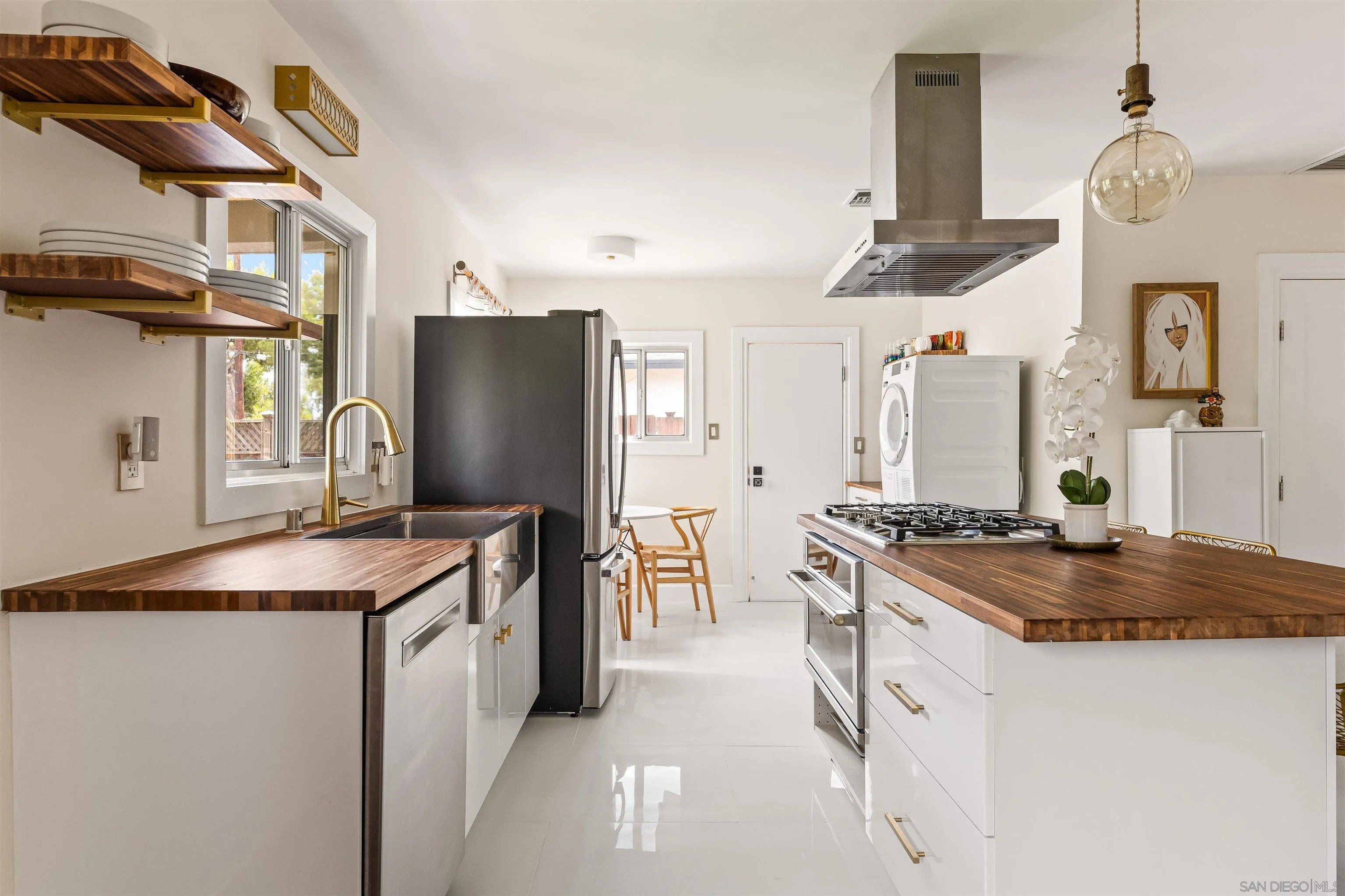 North Hollywood, California, 91601, United States, 2 Bedrooms Bedrooms, ,1 BathroomBathrooms,Residential,For Sale,1992001