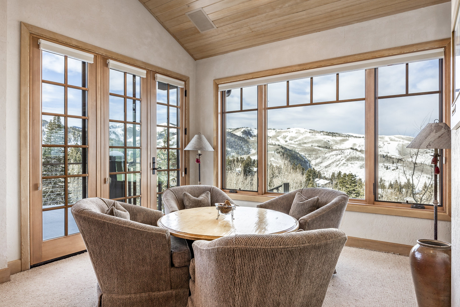  Rare End Unit in Stag Lodge with Unmatched Views & Ski Access - 物件實景