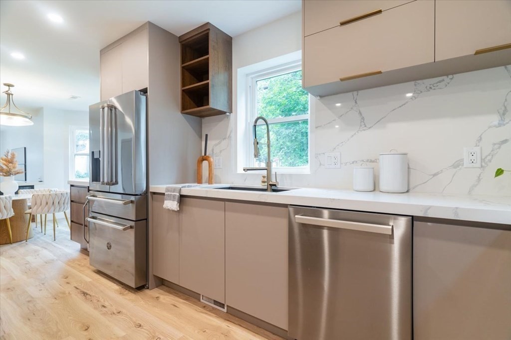 Reading, Massachusetts, 01867, United States, 3 Bedrooms Bedrooms, ,3 BathroomsBathrooms,Residential,For Sale,1880816