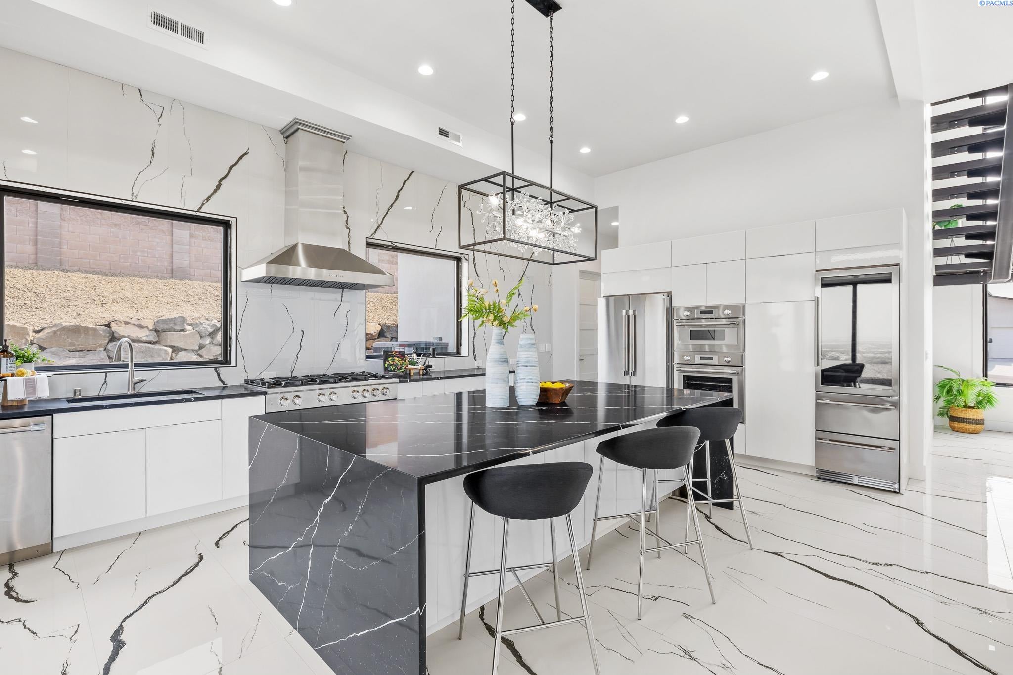 Kennewick, Washington, 99338, United States, 4 Bedrooms Bedrooms, ,6 BathroomsBathrooms,Residential,For Sale,1981644